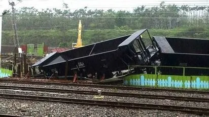 最强台风登陆台湾：狂风吹翻重火车