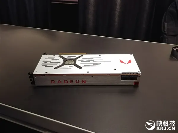 AMD RX Vega显卡真海量图赏：风冷水冷齐飞