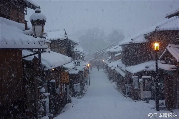 日本天狗雕像鼻子被暴雪压断：看着好痛