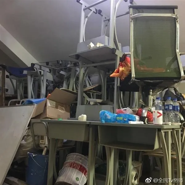 中国第一LOL主播小智回应“破旧工作室”：旧水瓶舍不得扔