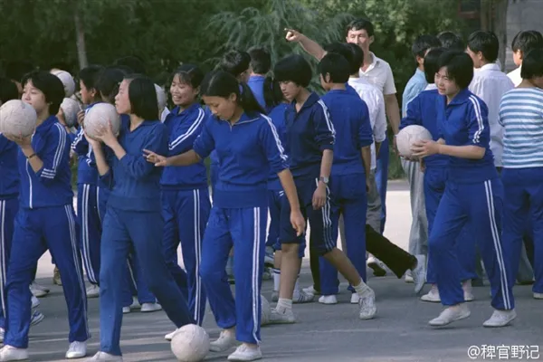 80年代女中学生老照片：擦玻璃这张太经典了