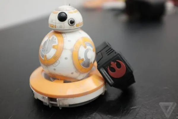 [动图]用“原力”控制BB-8机器人 Force Band手环可以做到