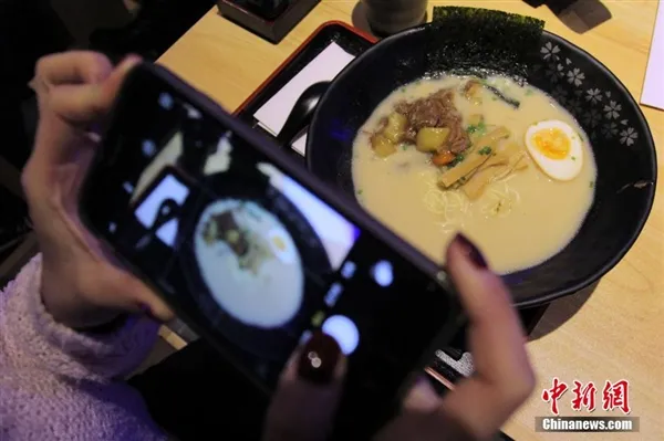 抢厨师饭碗？拉面机器人上岗：味道/火候特标准