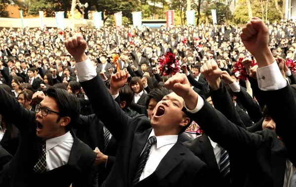 日本男/女大学生求职现场画面很意外：网友侧目