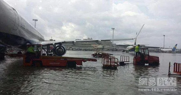 印度百年一遇暴雨淹没机场：客机集体“泡澡”