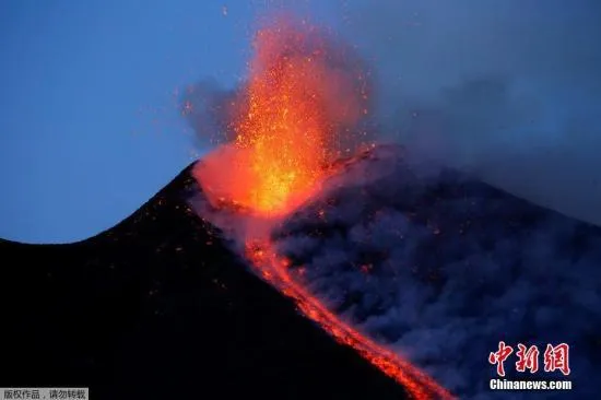 太空观测意大利埃特纳火山爆发：“火龙”耀目(图)