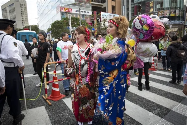 日本“成人礼”引网友围观：身穿和服少女抢镜