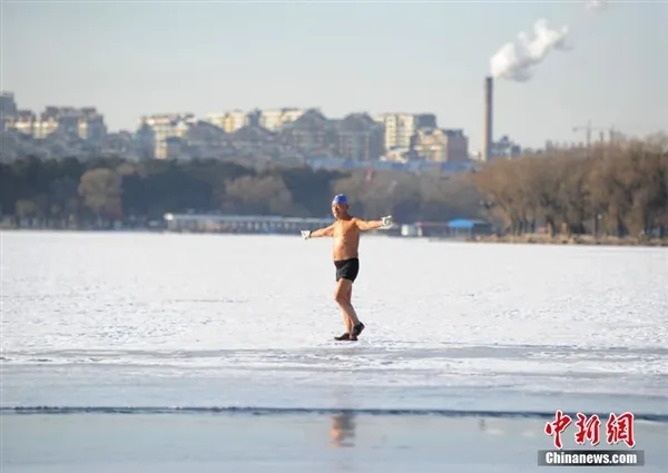 大爷零下10℃光膀子冬泳 年龄最高88岁