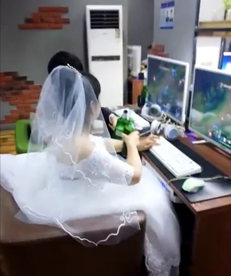 新婚夫妇洞房夜网吧开撸LOL 画面美爆