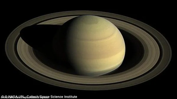 卡西尼飞船成功穿越土星光环：明年9月将结束任务