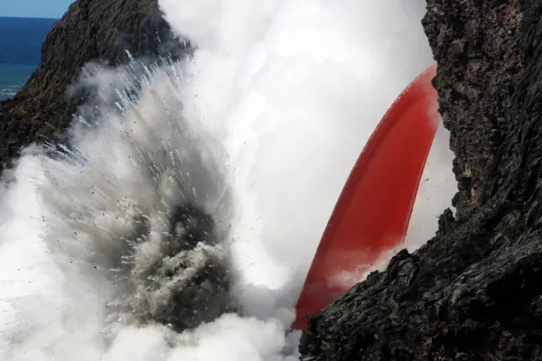 [视频]夏威夷火山红色岩浆流倾泻而出：上演“冰与火之歌”