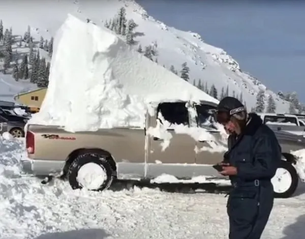 美国皮卡遭大雪压顶：车主顶1.8米雪堆狂飙