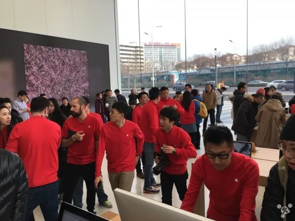 青岛万象城Apple Store今开业：寒风刺骨难阻热情果粉