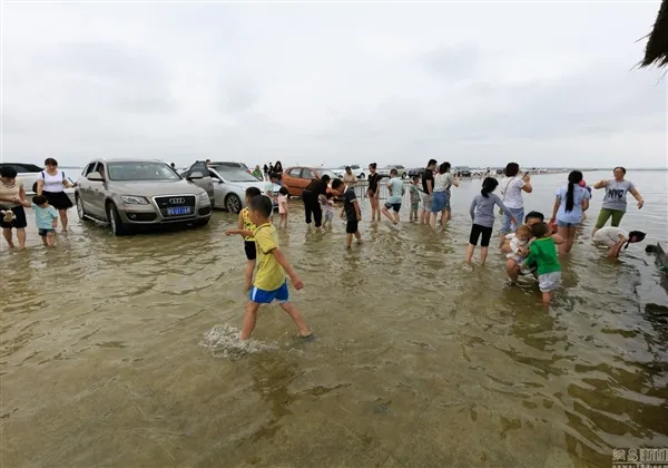 鄱阳湖暴雨出奇景：最美水上公路再现