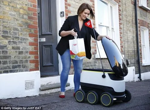 美公司发明快递机器人 走上街头送货上门