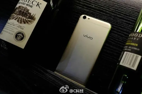 vivo X7最新谍照偷跑 这颜值可得几分？