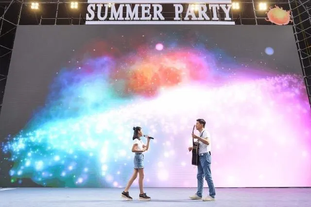 百度Summer Party开演 李彦宏亲自弹吉他为女儿伴奏