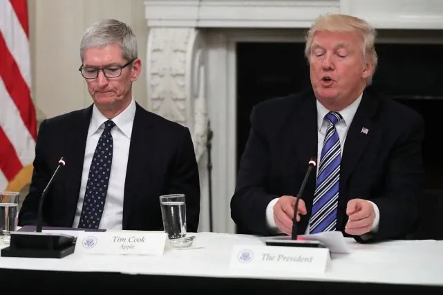 特朗普“苹果在美建三厂”言论遭质疑 或故意让库克难堪