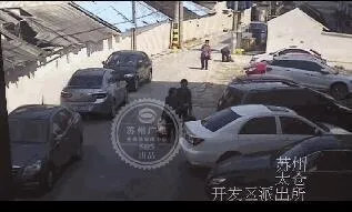 女司机倒车6分钟 刮蹭碰撞邻车20余次后跑路