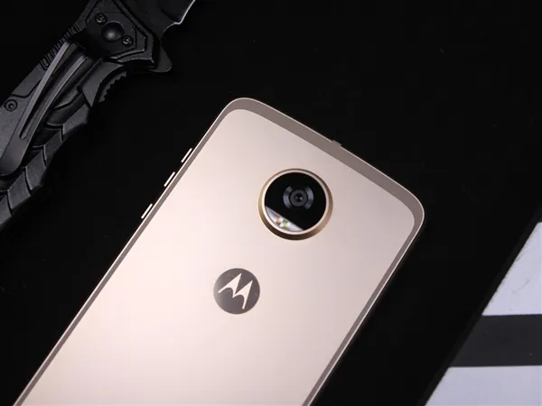 Moto Z2 Play图赏：模块化设计/5.99mm超薄