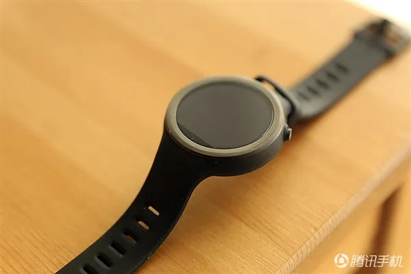 2388元！Moto 360运动版国行图赏：硅胶腕带