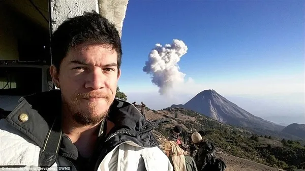 墨西哥火山喷发自带闪电 画面震撼